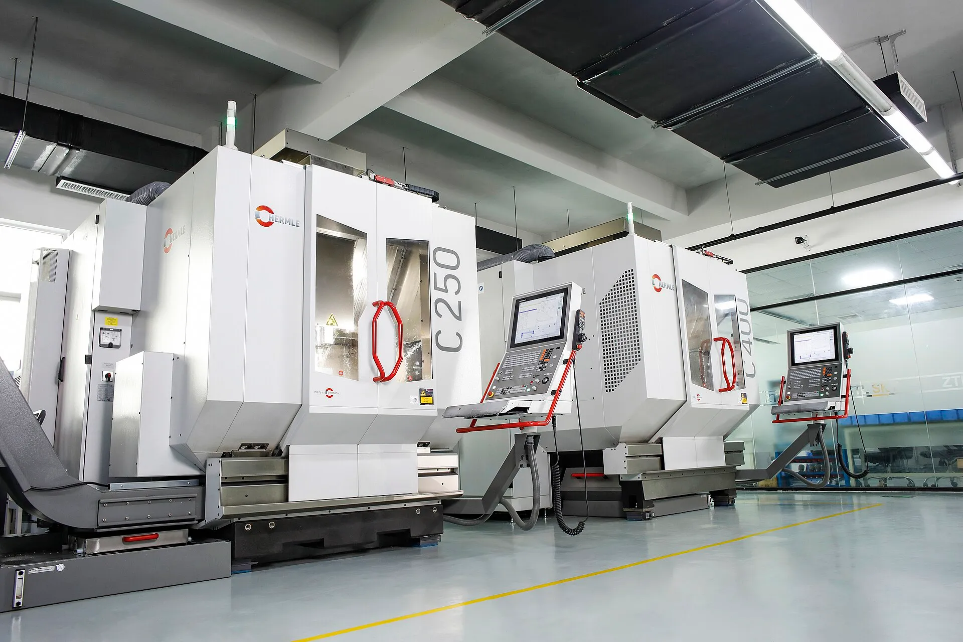 Clean workshop with multiple 5-axis CNC machining centers